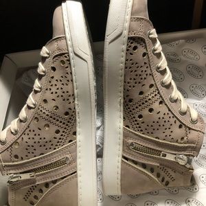 Steve Madden sneaker size 7